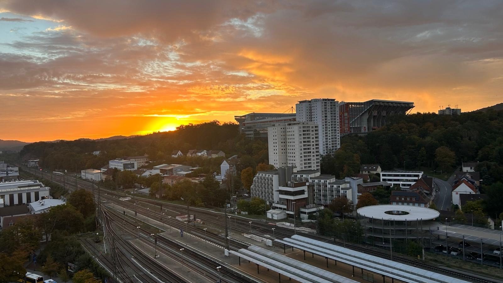 Sonnenaufgang über Kaiserslautern, fotografiert aus dem Büro von OMmatic in der Bahnhofstraße
