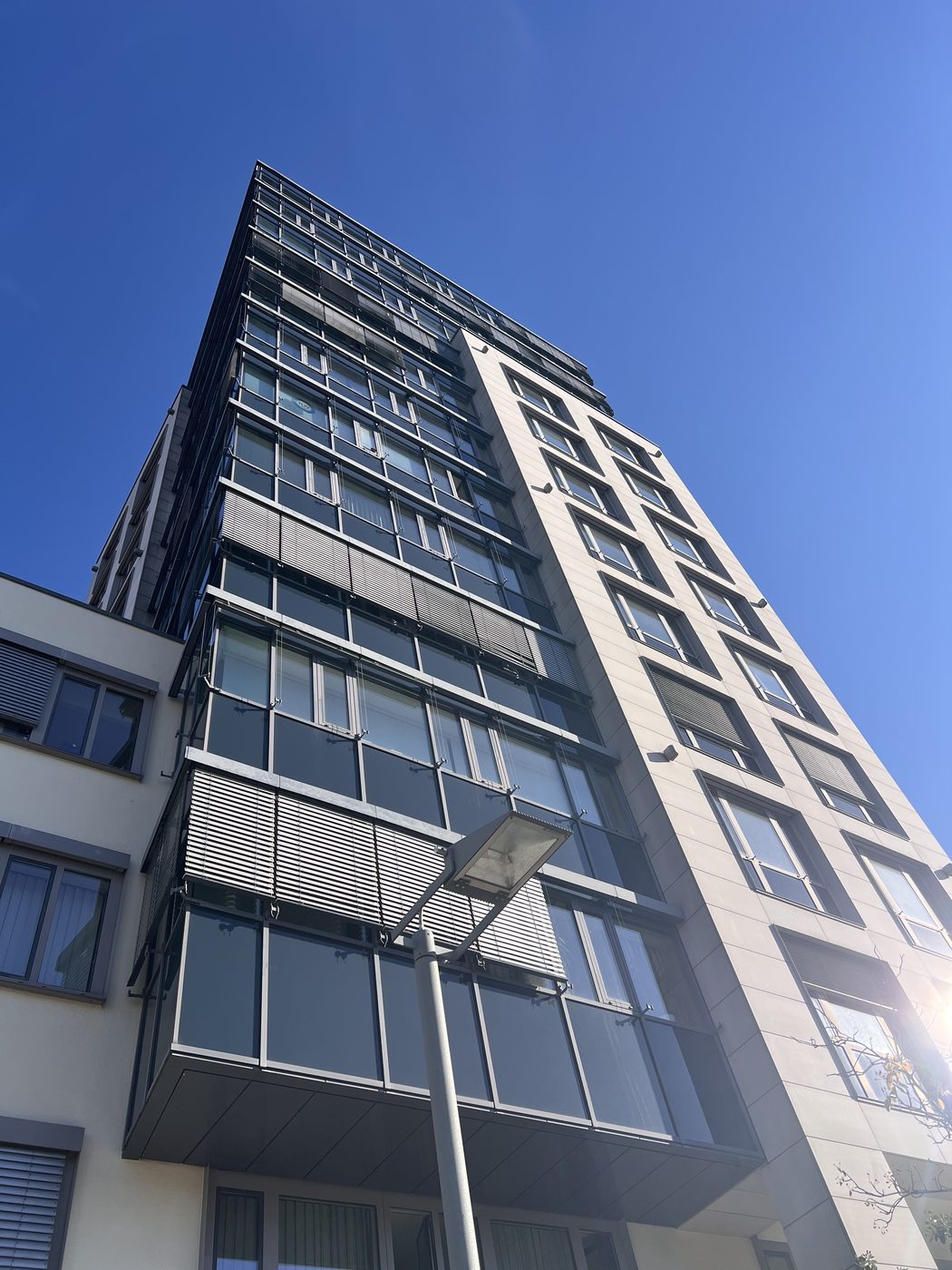 Gebäude mit dem OMmatic-Office in der Bahnhofstraße Kaiserslautern, von unten fotografiert, blauer Himmel