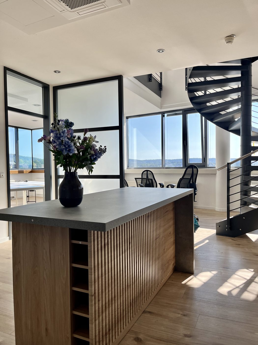 Büro von OMmatic mit Wendeltreppe, Holzboden und Blick über die Stadt